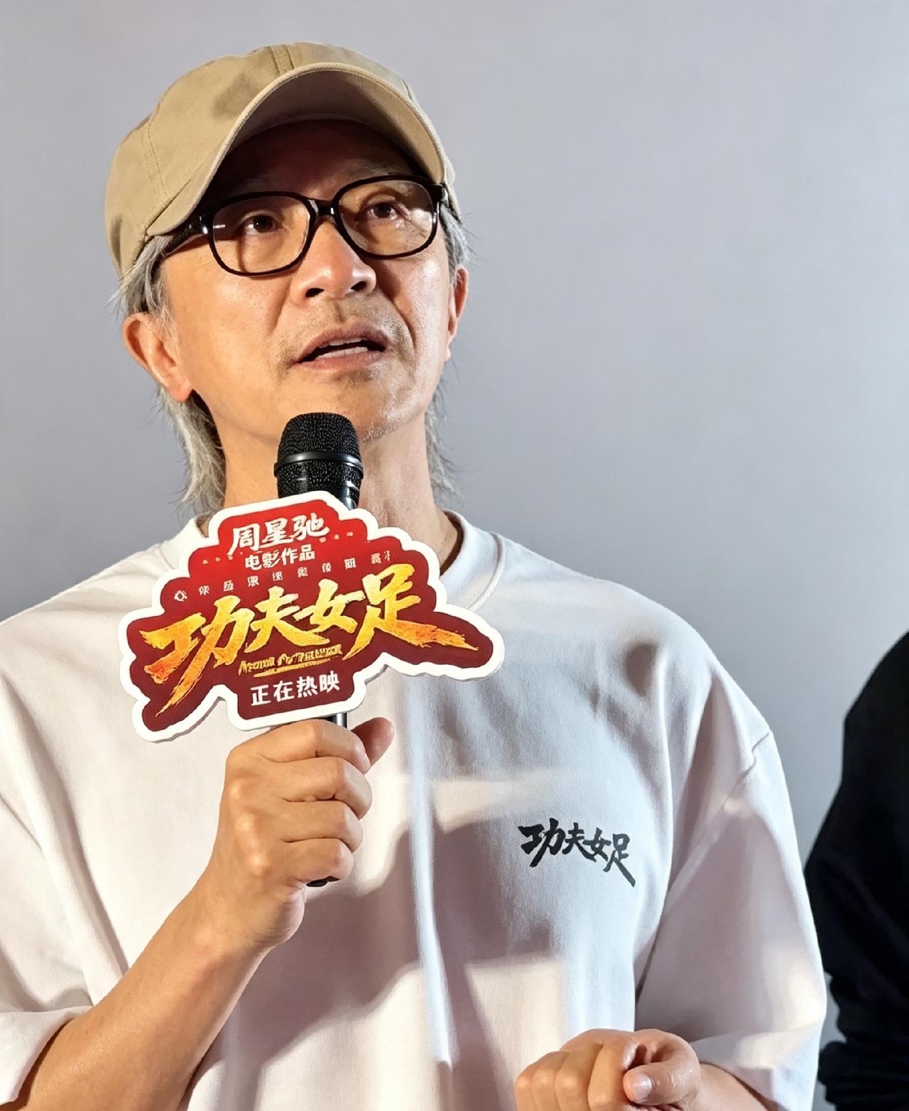 很多人记忆里的周星驰，永远是荧幕上那个神采飞扬、机灵搞怪的阿星，嬉笑打闹间藏着小