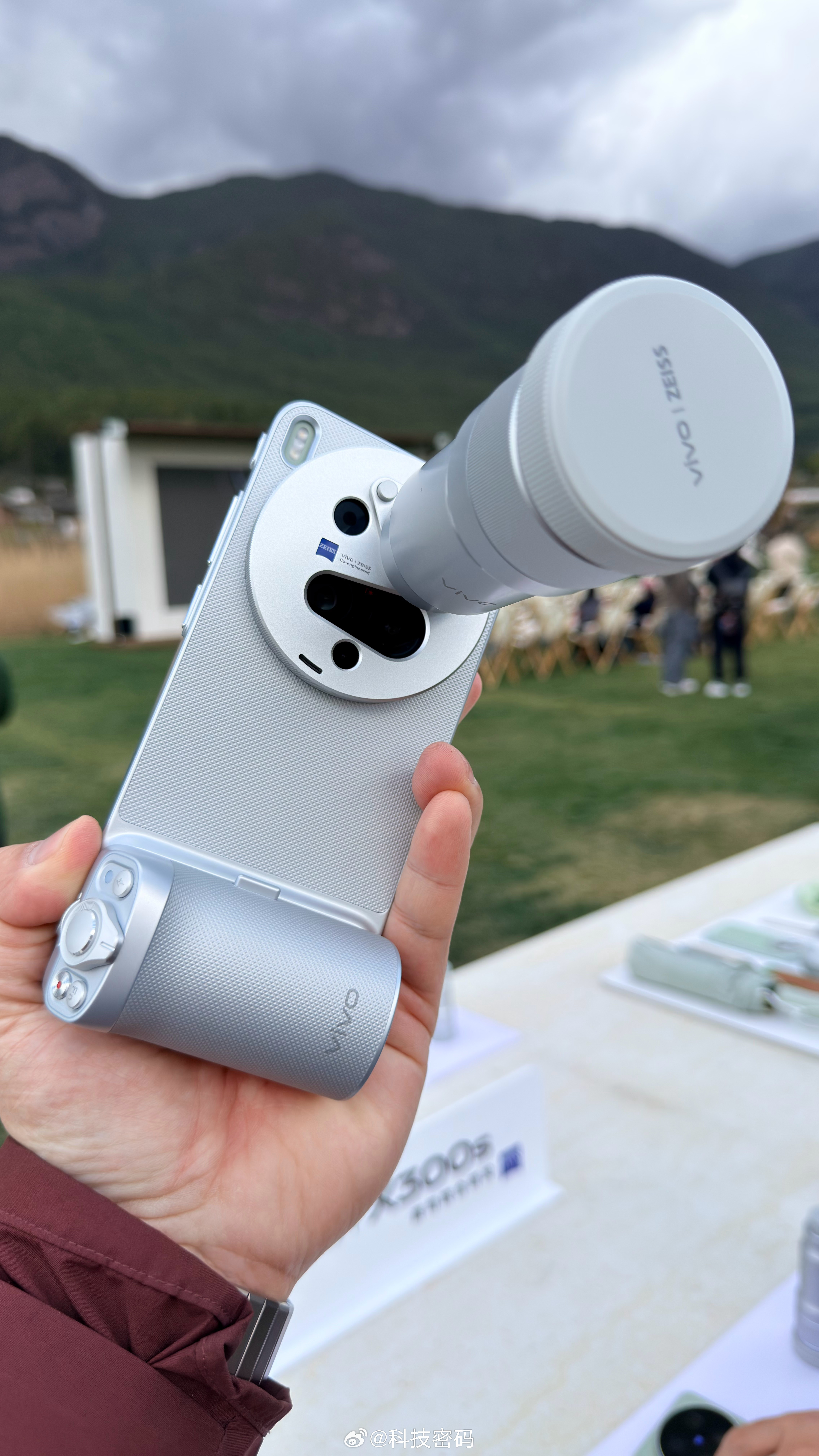 vivo X300 Ultra 6999元起：专业影像，口袋里的创作利器以专业相