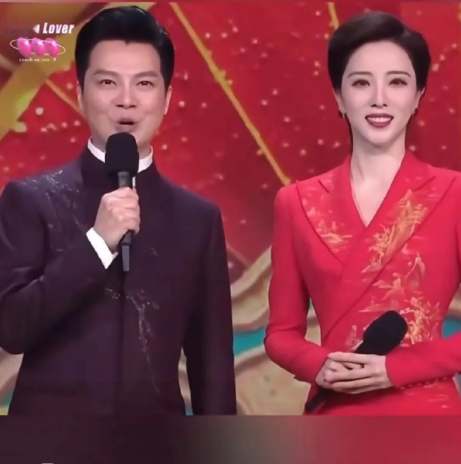 [微风][微风]央视春晚主持人个个气场非凡，任鲁豫凭借着强大的心理素质和专业的主