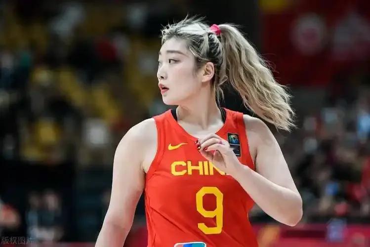 今晚，中国女篮在西安热身赛对阵日本国家队，央视五套直播。中国女排香港VNL联赛对