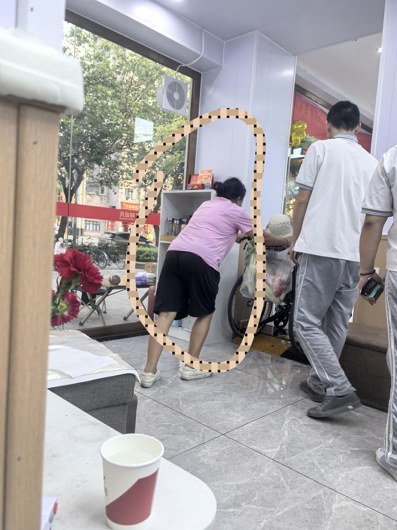 今天我算是活明白了，下午来泡脚，坐在我身边的客户，前面轮椅上坐着一个老太太，通过