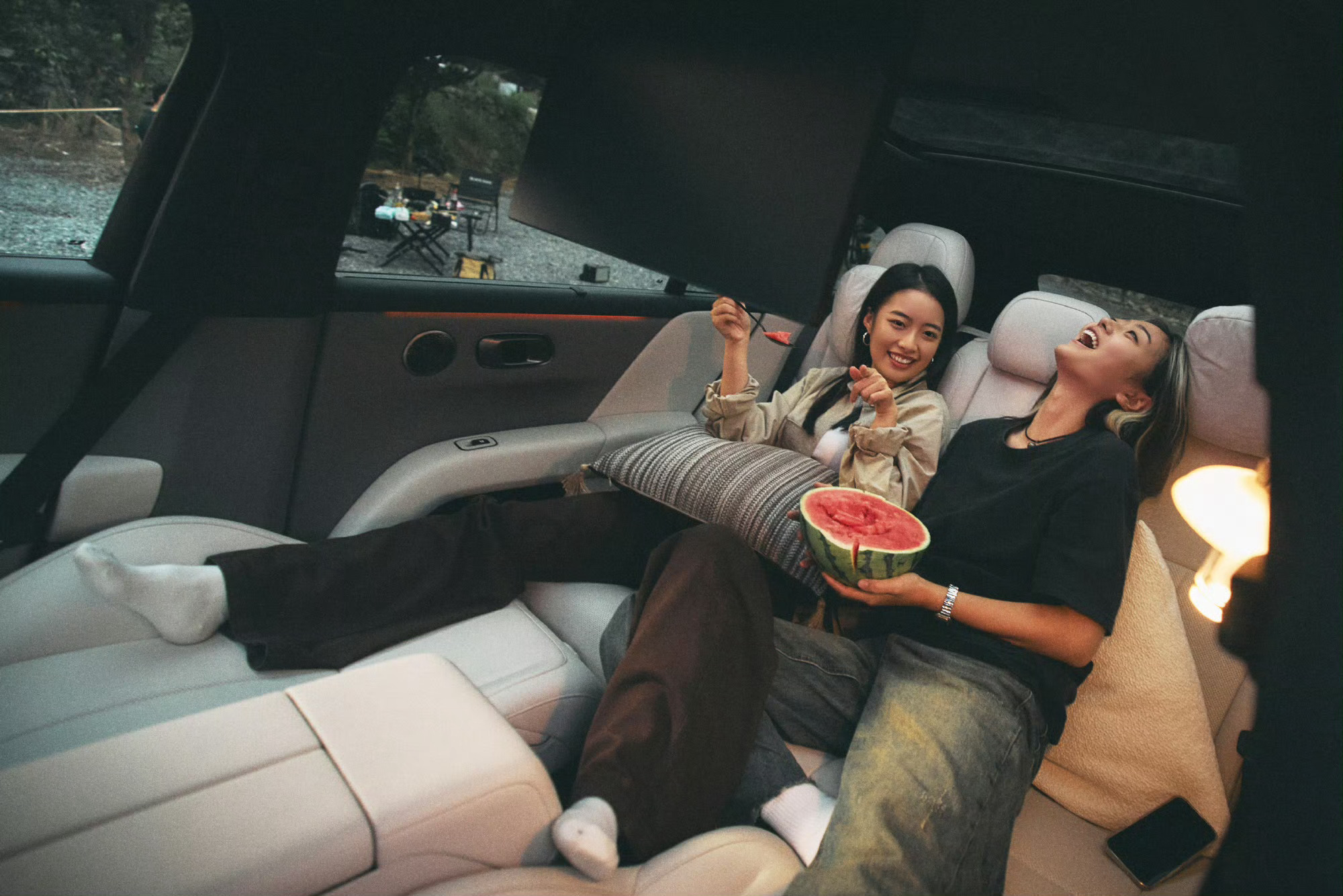 感觉理想汽车带来的生活态度，可以说是悦己悦家。假期带上好友或者家人，来场露营。理