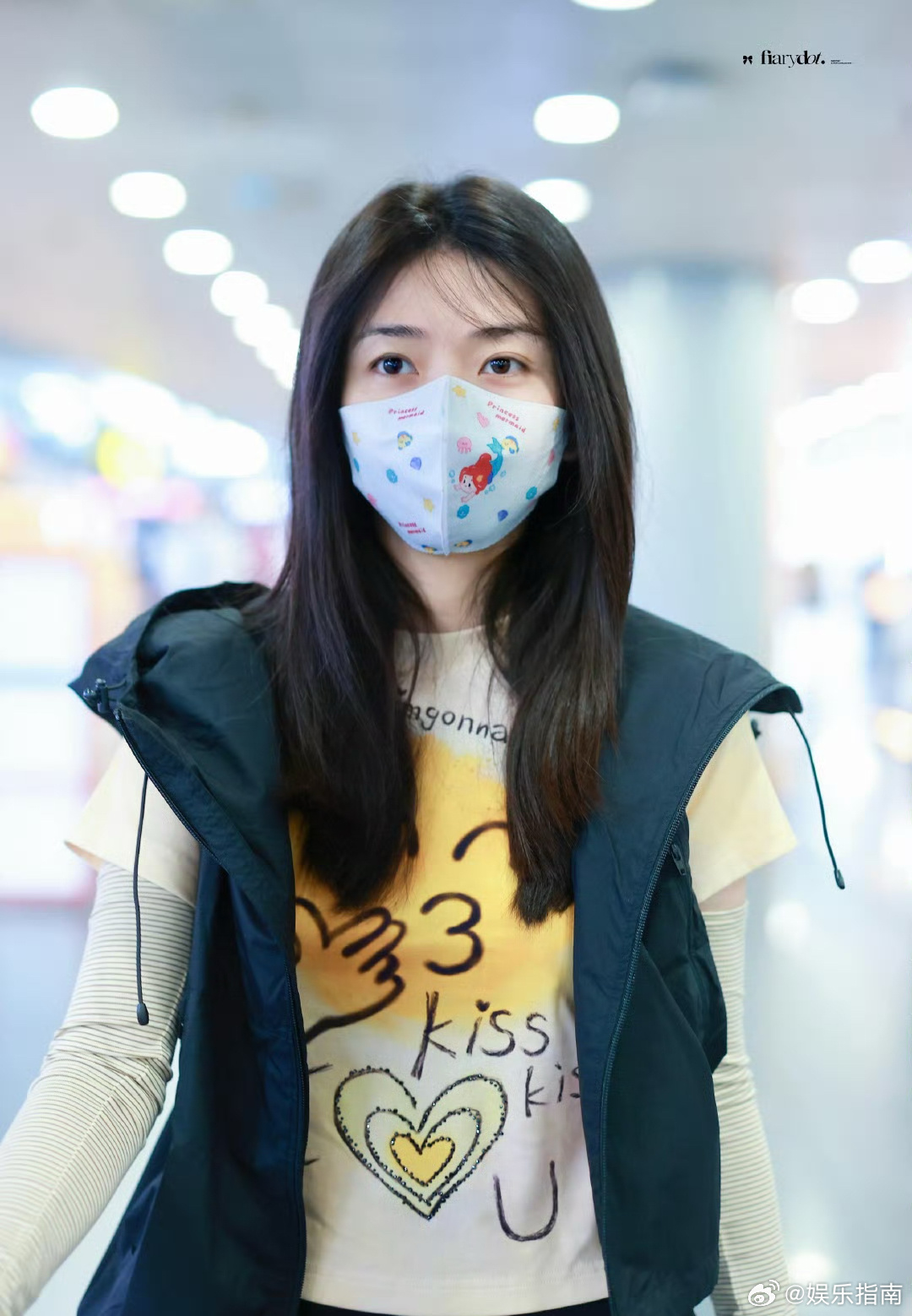 梁洁出发路透，是好久不见，但好看又酷飒的，期待大美女