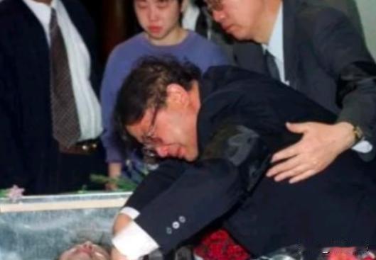 1999年，牺牲的记者朱颖，她已经没有了生命的体征，静静地躺在冰冷的手术台上！