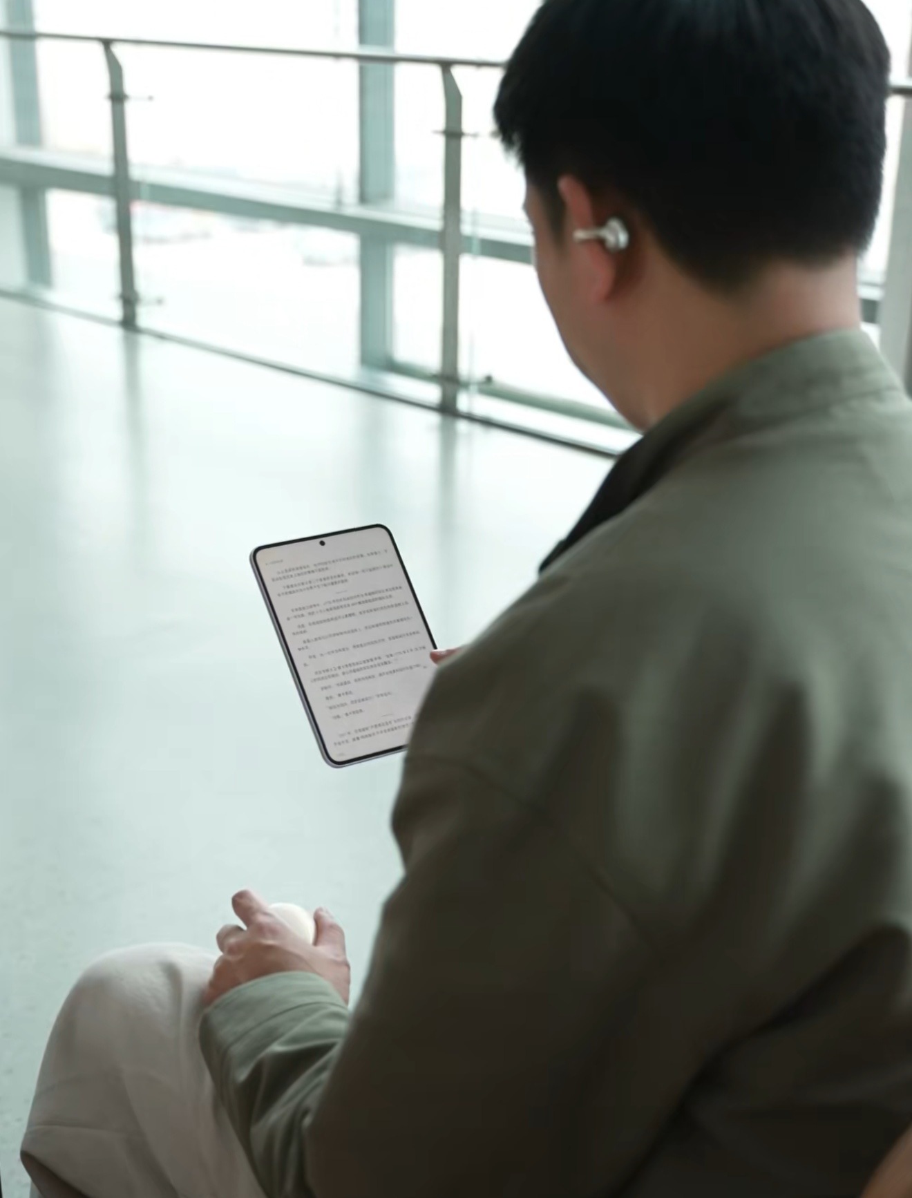 OPPO这次也要出一个Pad mini正面是这种窄边框和居中挖孔屏，这似乎是第一