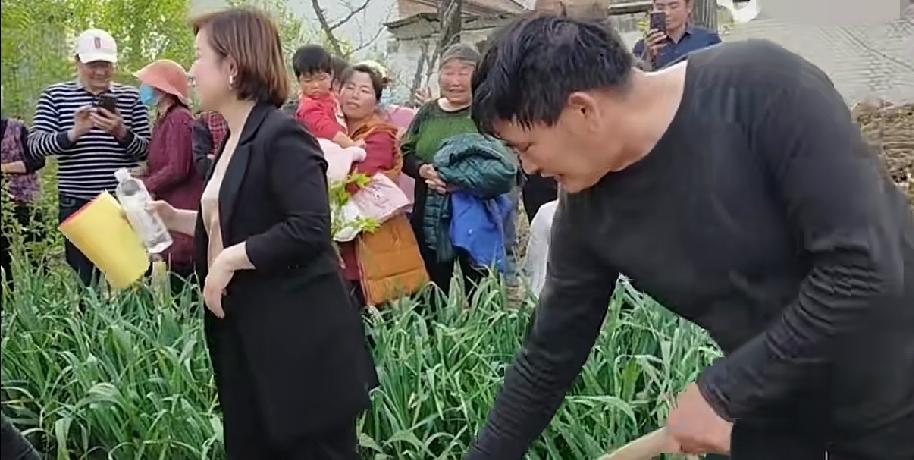 大衣哥朱之文脾气也太好了，连种菜都要被一帮人围观拍视频，还有女人拿着广告牌恳求他