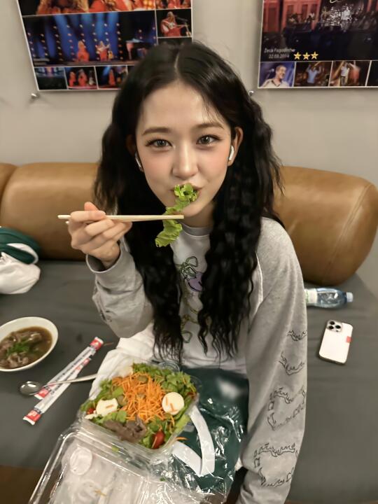 安宥真｜一些适合i人的小幅度美食拍照pose