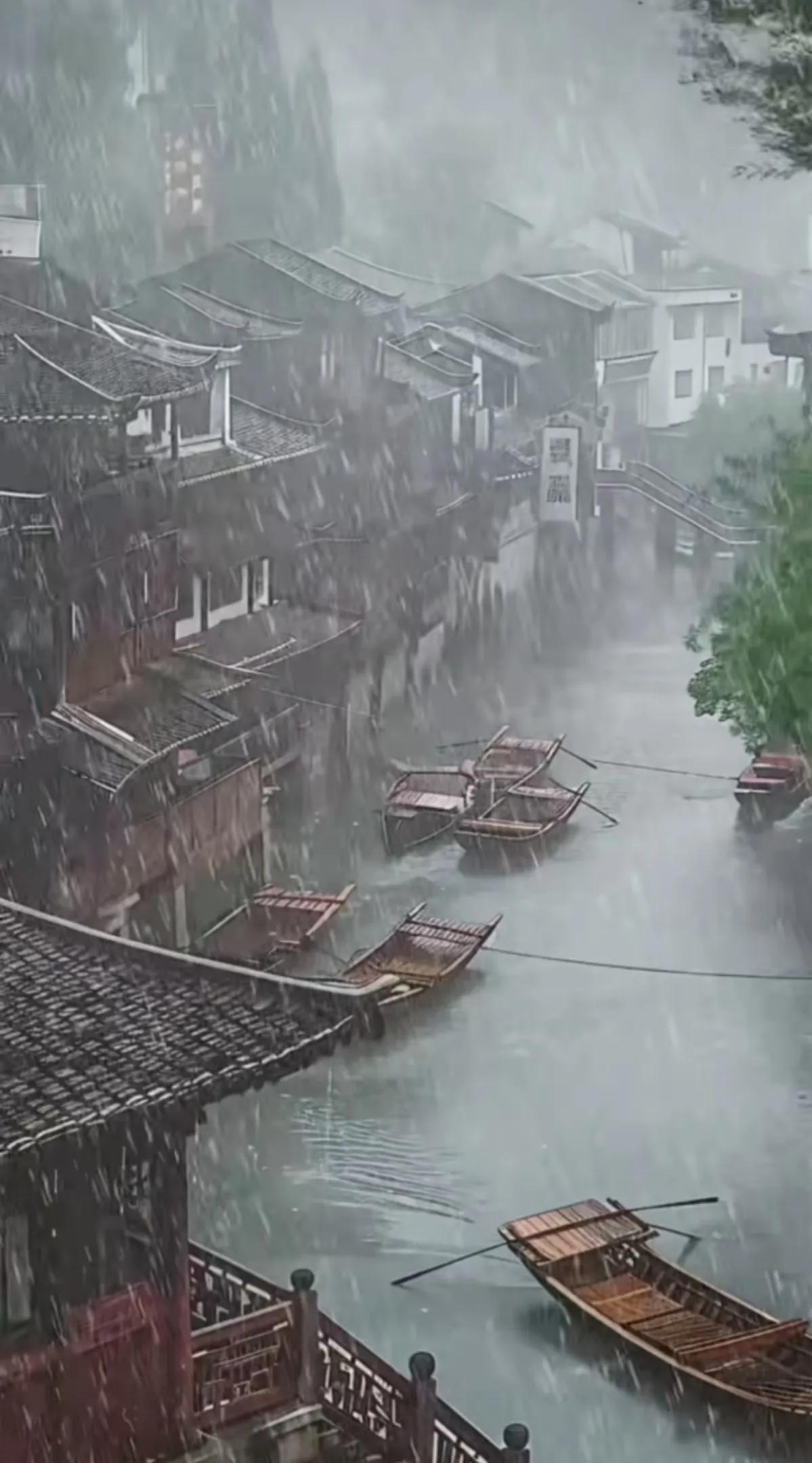 江南，似一幅被岁月浸染的水墨画卷，在迷蒙的烟雨中缓缓展开。那丝丝细雨，如同一串串