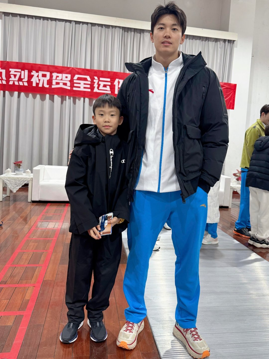 小孩哥三天合影两次cr.胳肢窝的仰望者汪顺