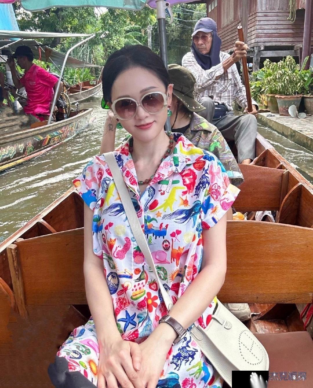 陈乔恩45岁泰国度假，打扮青春时尚，状态宛如少女 
