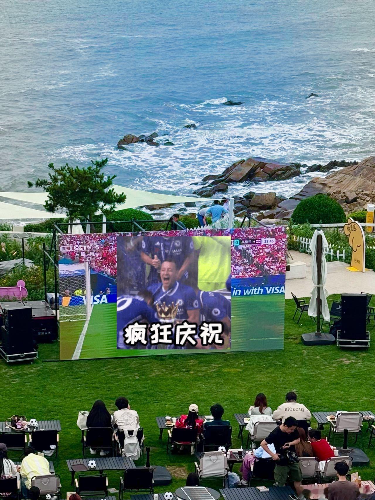 用日出视角打开世界杯山海作为天然大背景，足球当作城市新热点，青岛把两种风格融合自