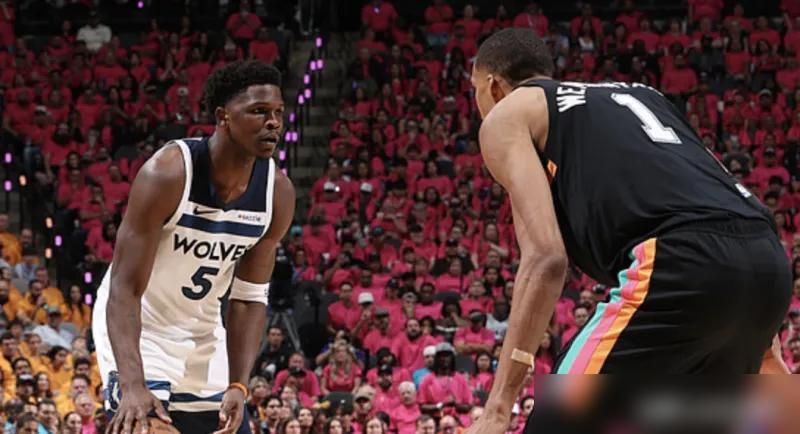 文班亚马一晚上扇了12个火锅，创下NBA季后赛历史纪录，结果，马刺输了。
对面