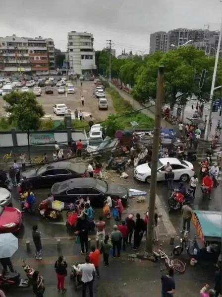 南京轿车失控冲入对向车道，安全警钟再次敲响

近日，南京某路段发生了一起令人揪心