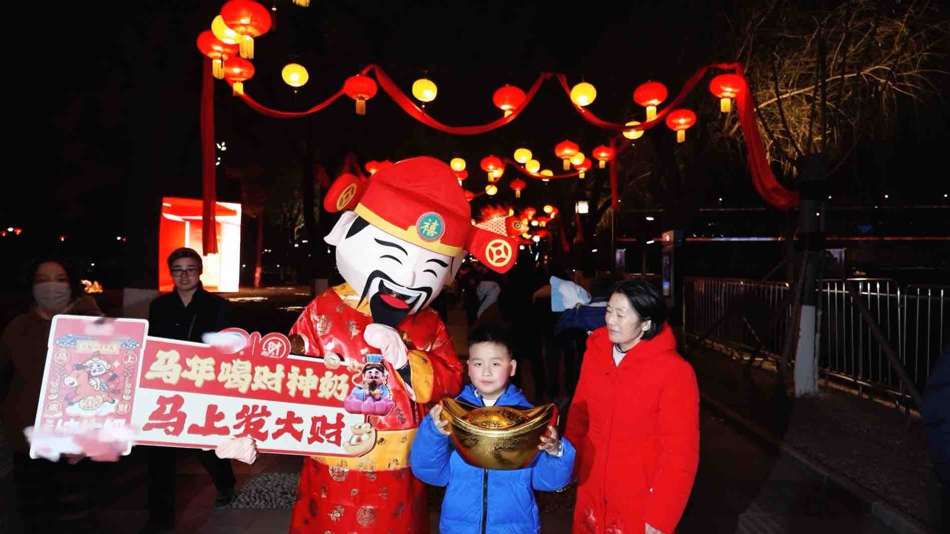 武汉灯会偶遇高颜值财神天团这届财神颜值也太卷了吧武汉灯会现场太会整活！偶遇财神天