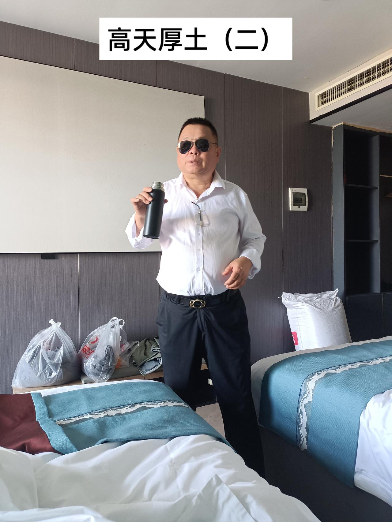     你看那塬上的沟壑，纵横交错，深不见底。它们不像伤疤，反倒像极了大地母亲温