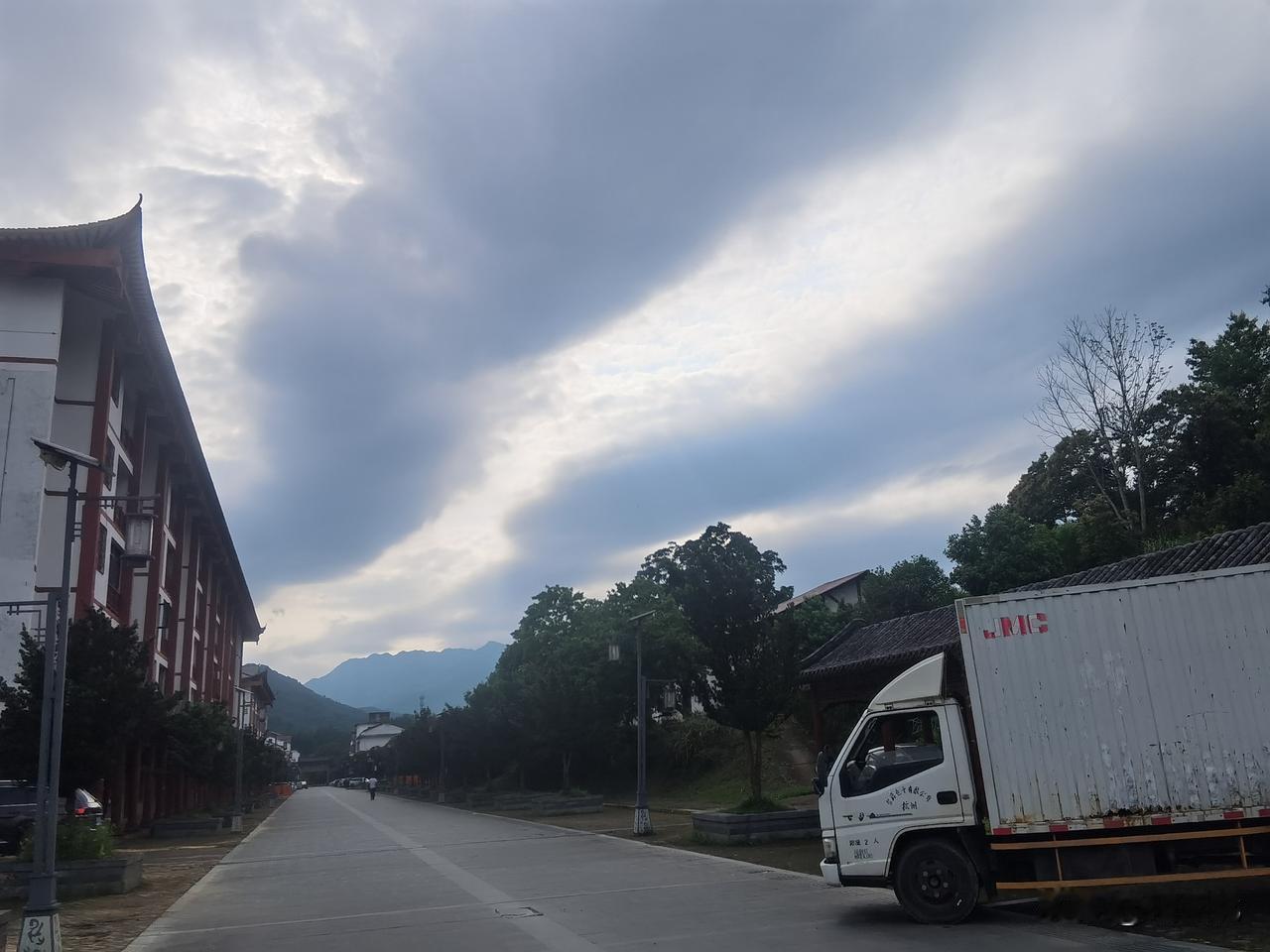修行人为什么不能用手机？
一，手机会消耗修行人的精气神。修行人一旦有了手机，就和
