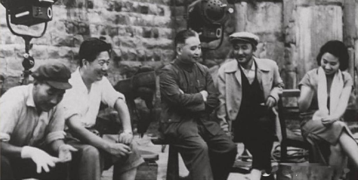 1965年电影《烈火中永生》拍摄现场，左起朱今明、水华、任白戈、赵丹、于蓝历史影