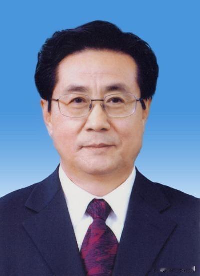 1947年，他出生在内蒙古宁城，中央党校本科毕业。曾任中央组织部常务副部长。20
