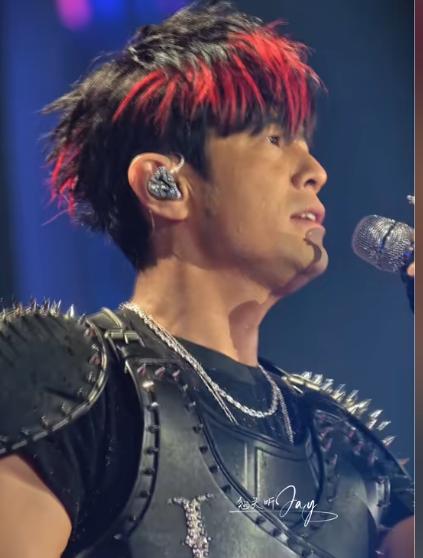 我朋友去了周杰伦杭州演唱会
回来跟我说，以后可以不用花钱抢票了
现场跟想象的完全