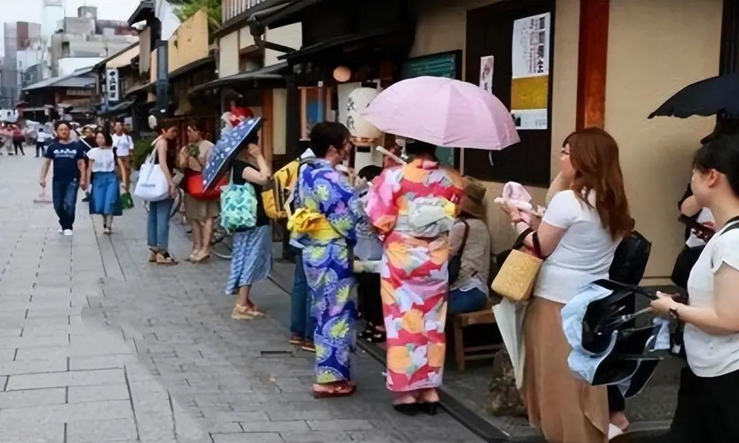 2025年11月16日，文旅部郑重提醒中国游客近期避免前往日本。今年以来，日本社