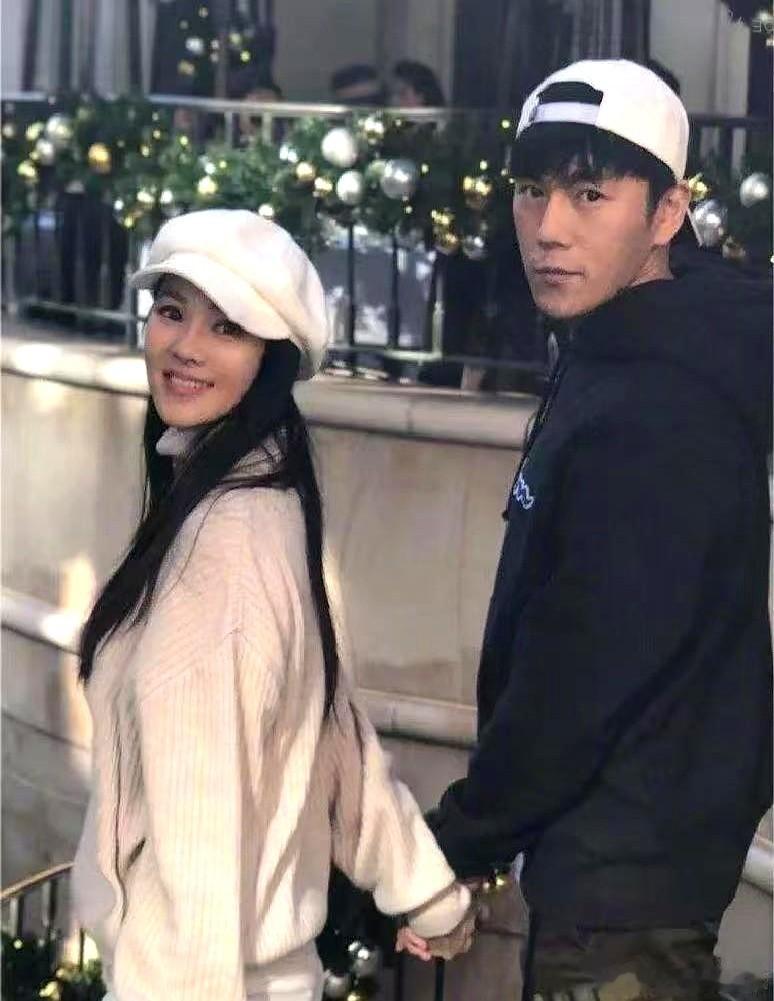 万万想不到，一个综艺，竟然成了秦昊的“婚姻辅导班”。 镜头里，伊能静看到沙漠就惊