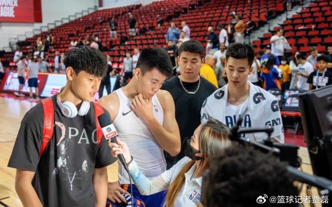 2022年的NBA夏季联赛，曾凡博、张镇麟、郭昊文齐聚，同框的还有王泉泽。球迷们