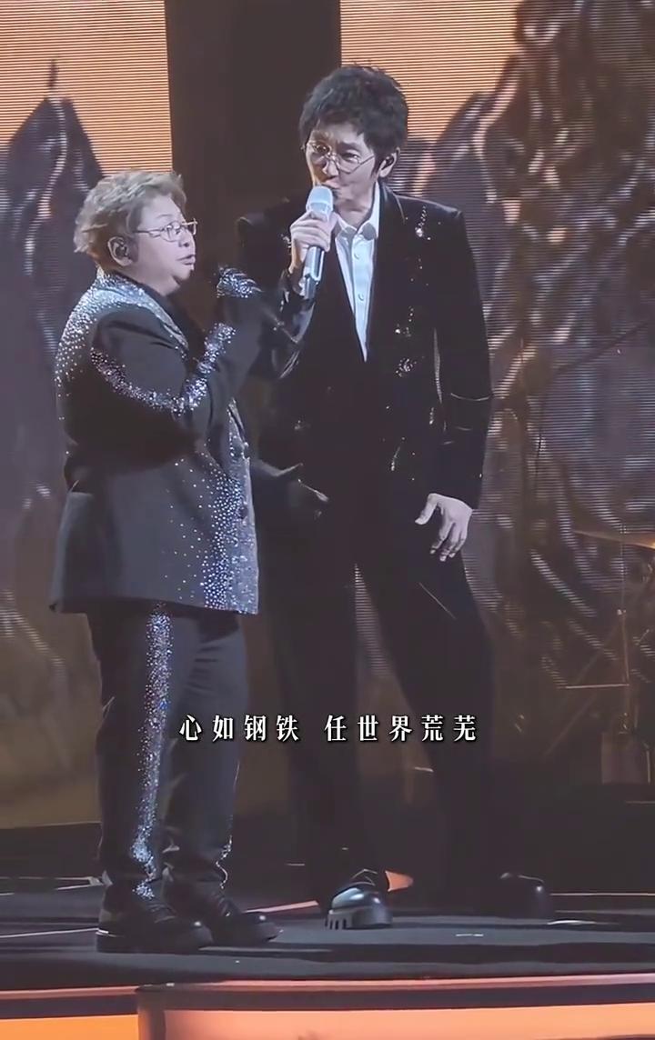 等待花开春去春又来，无情岁月笑我痴狂，心如钢铁任世界荒芜，思念永相随。