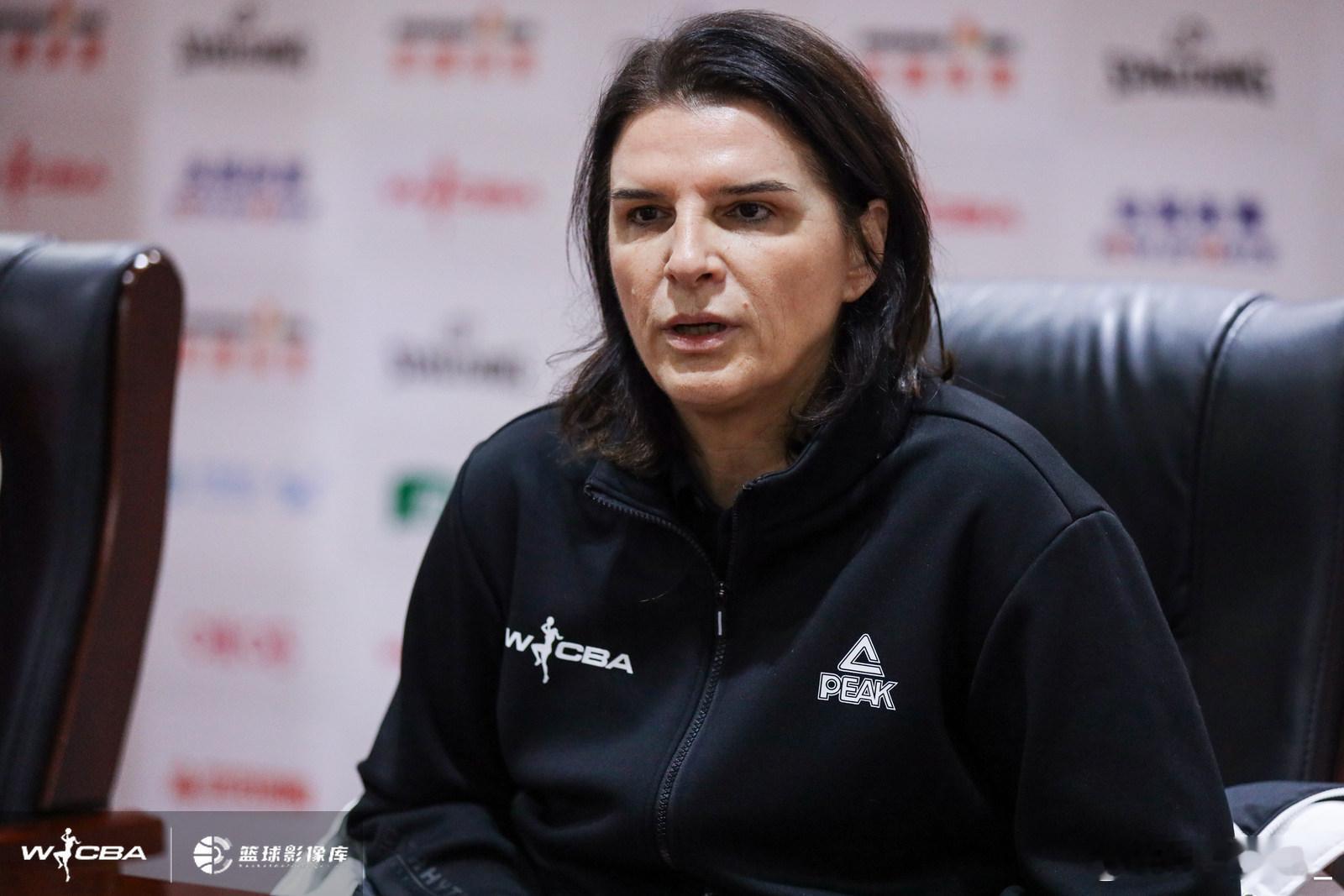 【朴明洙下课 艾莱妮接任河南女篮主教练】据我爱女篮了解，河南女篮主教练朴明洙下课