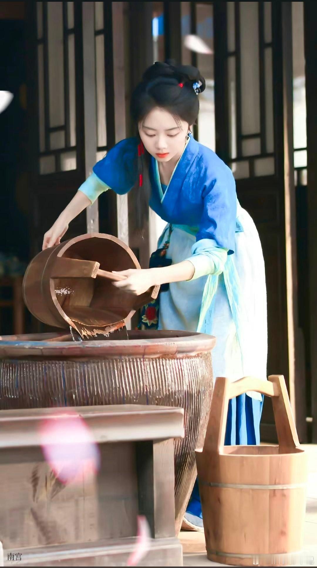 谭松韵回应演亲情戏没轻没重追剧团现场谭松韵回应网友很有意思的评价，说自己演亲情戏