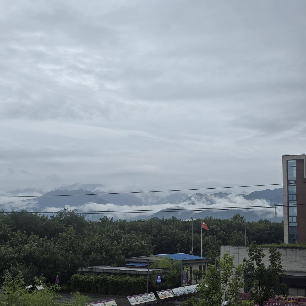 这地方可以看到秦岭啊！好景色，好漂亮。