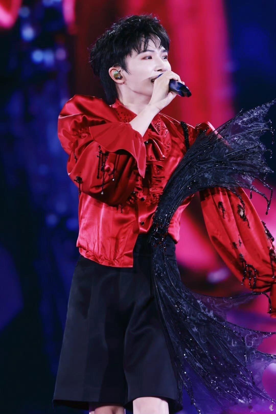 周深凤尾斗鱼造型救命！今晚周深的新造型也太绝了吧！黑色小翅膀一亮相，瞬间联想到灵