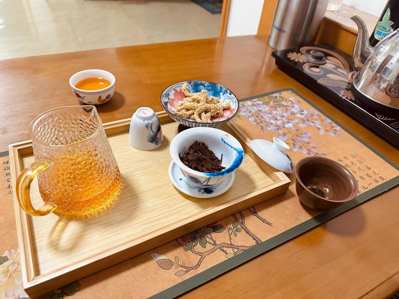 一壶茶前坐，回想往事。
这几年就是一场不断觉醒的过程，觉醒之前迷失痛苦，觉醒之后