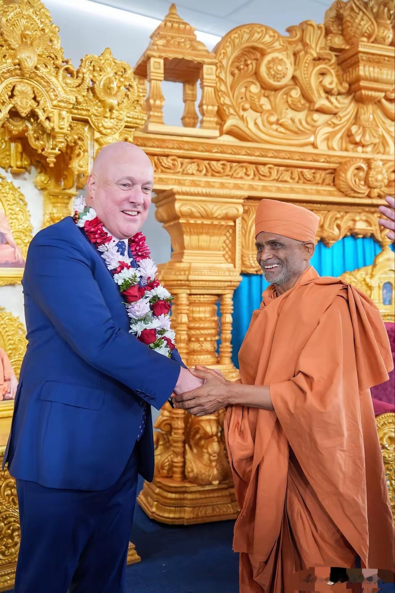 中国人在奥克兰街头直播被抢？别大惊小怪，外头的月亮本来就没那么圆。

刚看到新闻