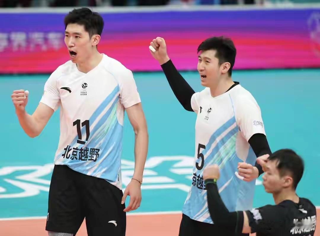 男排超级联赛A级常规赛第11轮，北京男排坐镇主场以25:23、21:25、25: