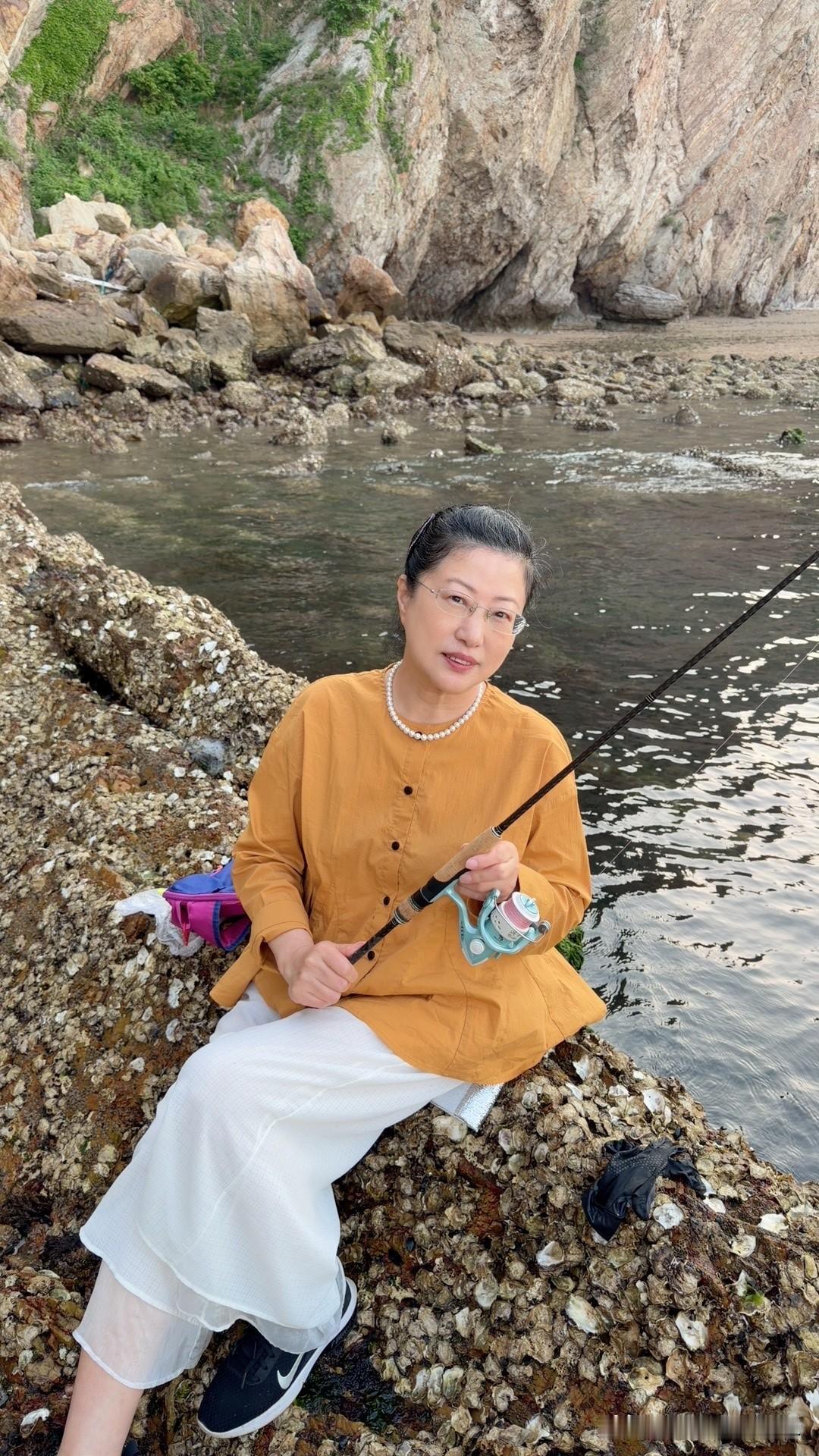六一儿童节的快乐时光，
是大海送给我的！

今天是六一儿童节，
我去了海边，
美