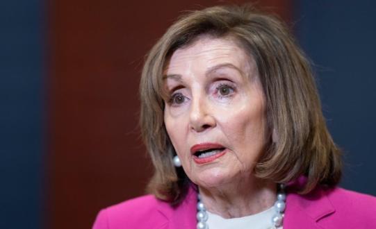 美国前众议长佩洛西今天写道：“中国判处黎智英20年有期徒刑是严重的司法不公，是对