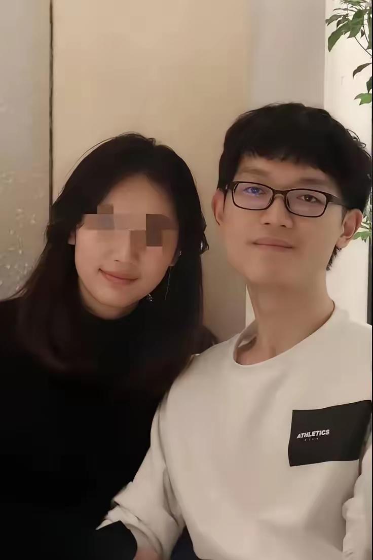 🐒24 岁武汉小伙胡煜坤和女朋友在海南海边约会，海水涨潮，两个小孩被大浪卷进海