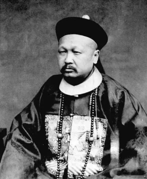 1901 年，慈禧为取悦洋人，命军机处大臣赵舒翘自杀。上午八点，赵舒翘先后吞金子