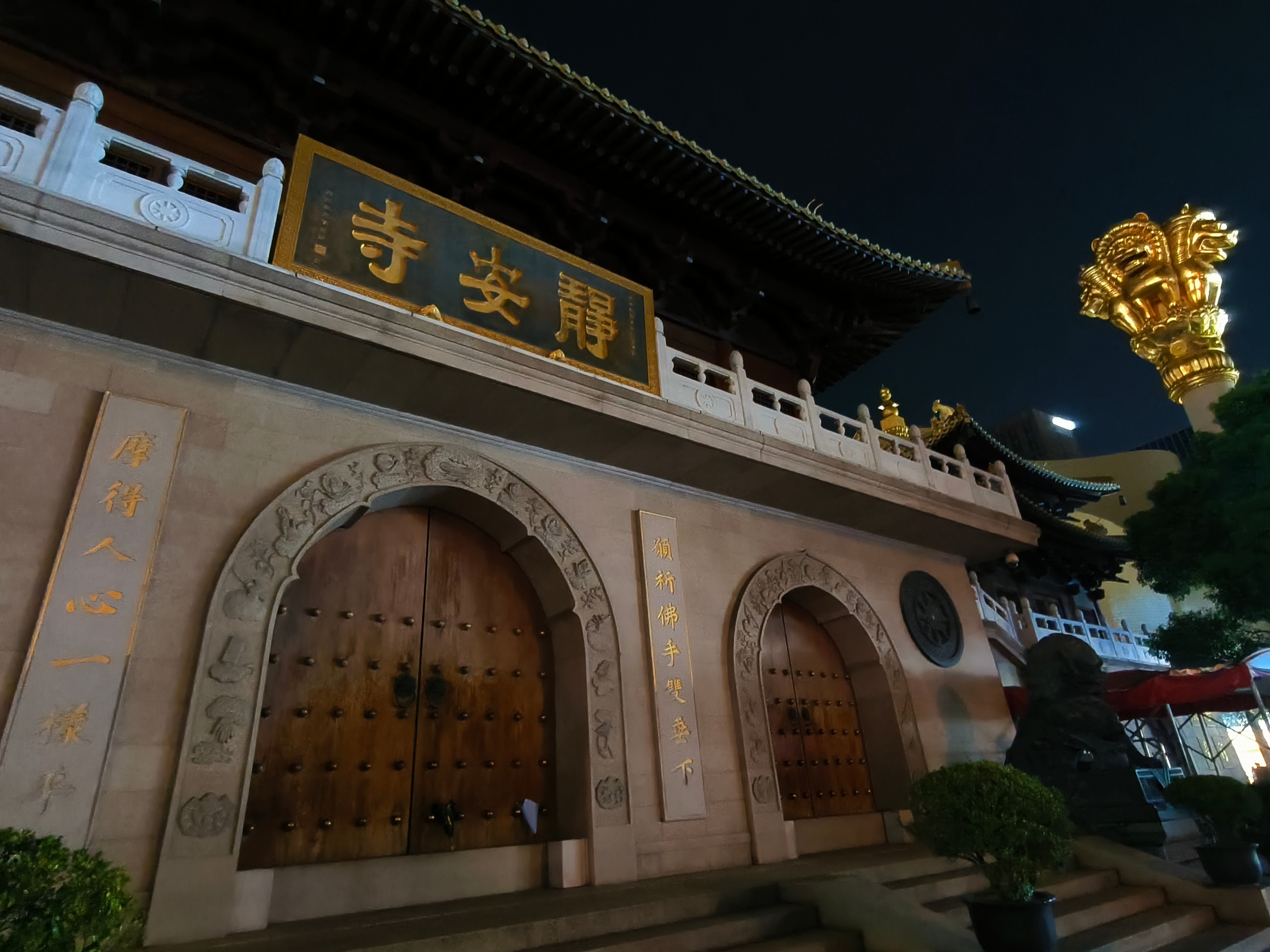 愿祈佛手双垂下 摩得人心一样平饭后随心行，都能路过寺庙，阿弥陀佛🪷 上海·静安
