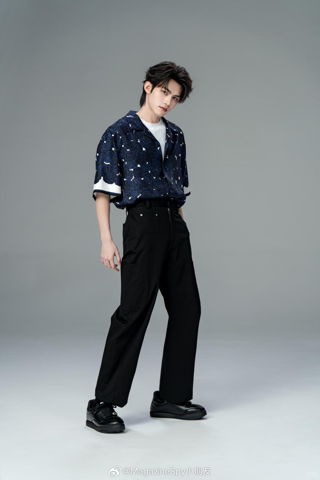 云旗初夏look 云旗最新营业，身穿Givenchy 2026春夏系列印花衬衫亮