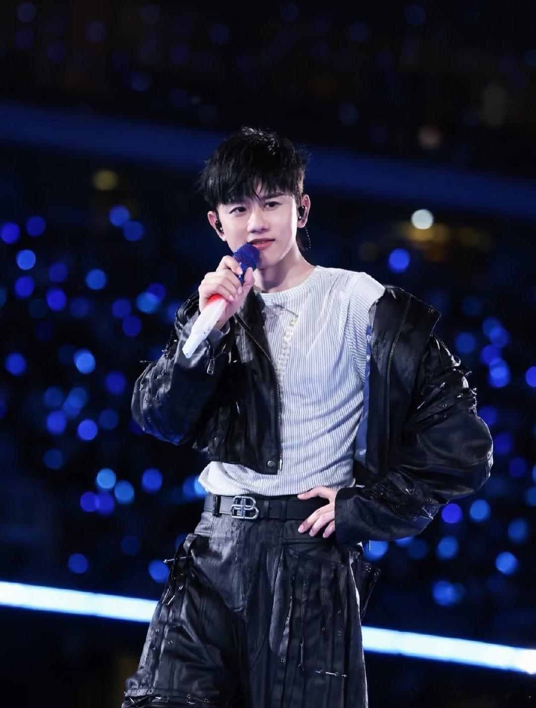 张杰内娱最尊重暑假之人张杰6月底结束工作，9月初复工开演唱会，内娱最尊重暑假之人