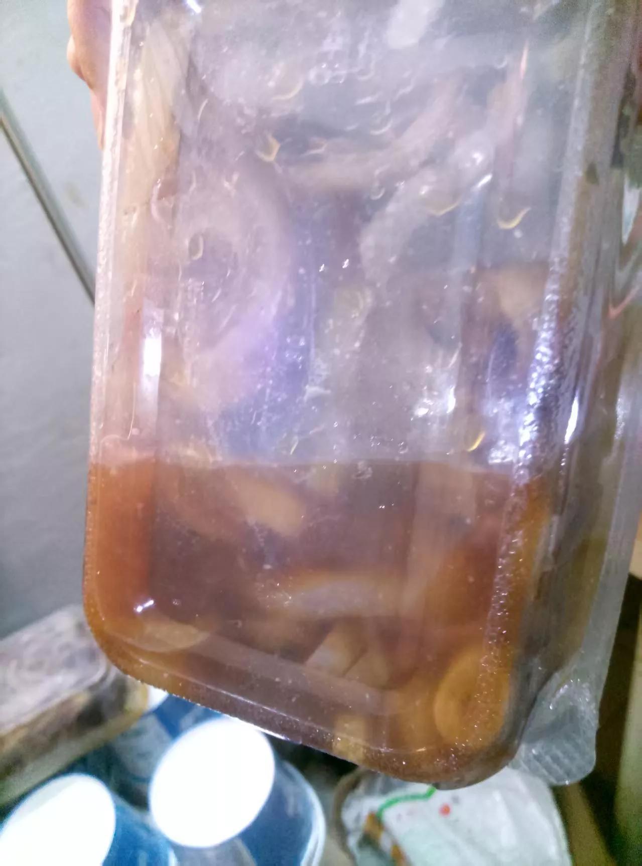 在今日头条上购买的猪🐷皮冻今天终于到货啦，路途走了四五天，没有放冰袋，猪皮冻成