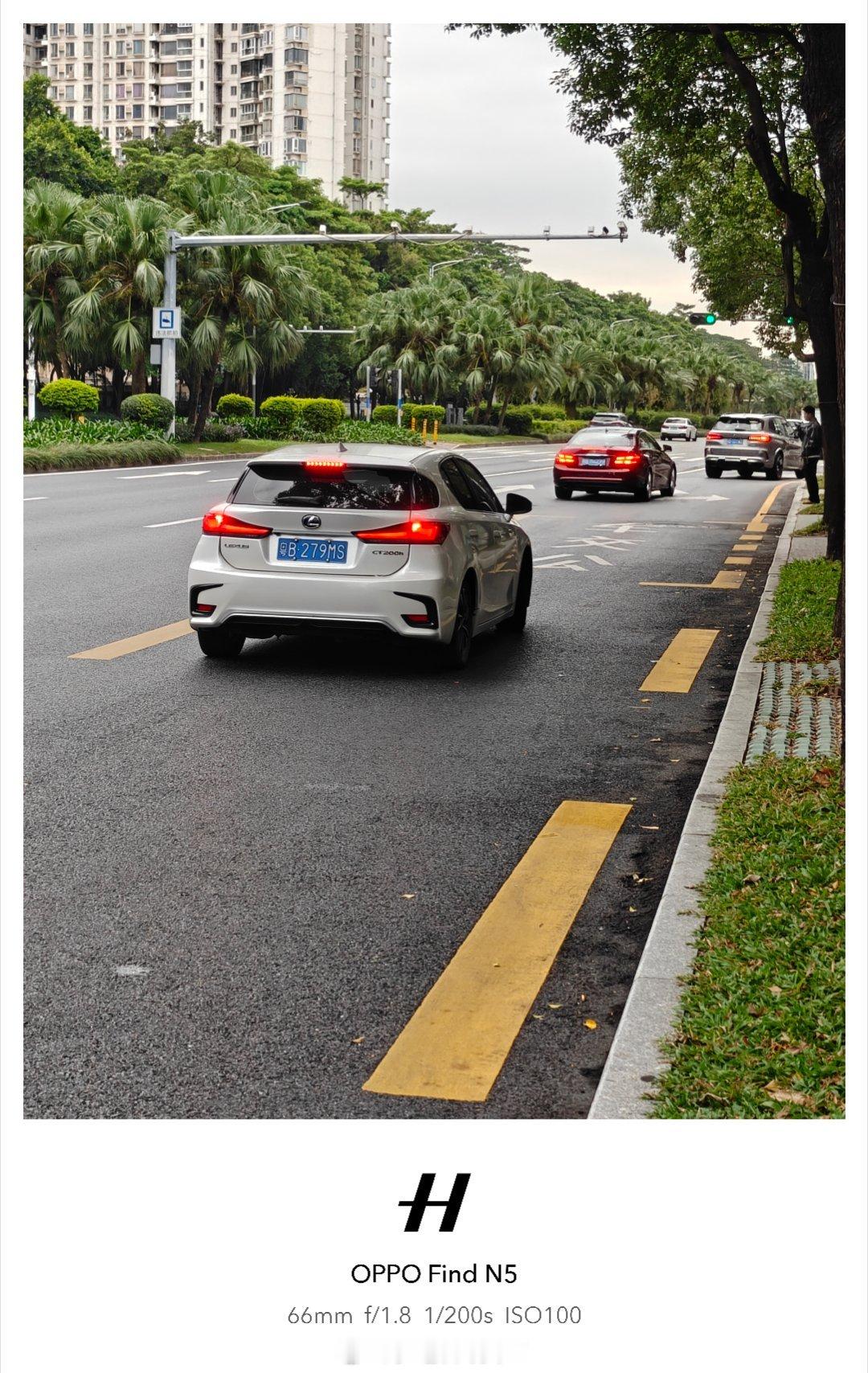 这种人的驾照哪里学的，不打双闪，还不靠边停，真是没素质