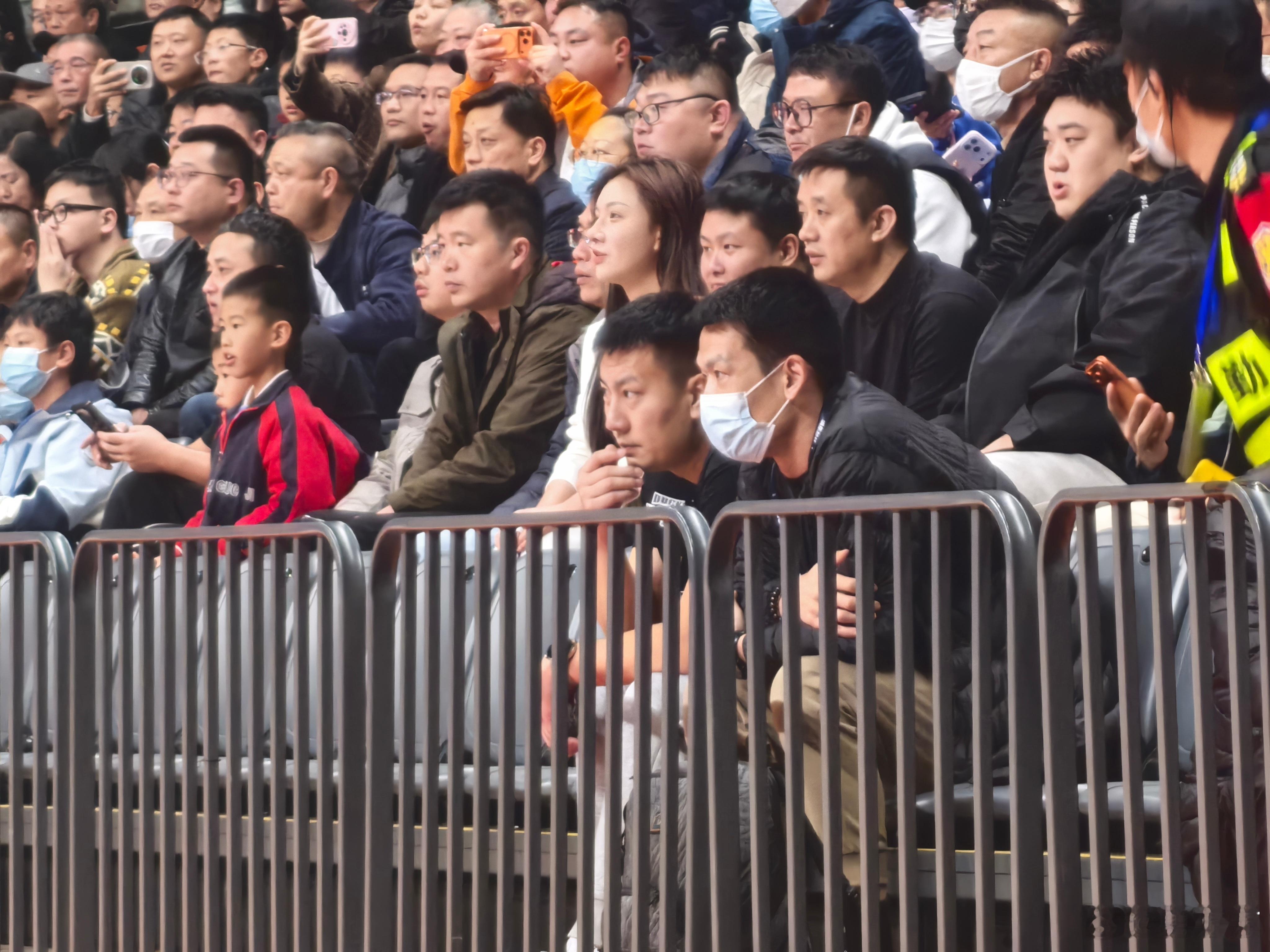 香港金牛队主教练到场观看本场首钢vs广厦。cba俱乐部杯