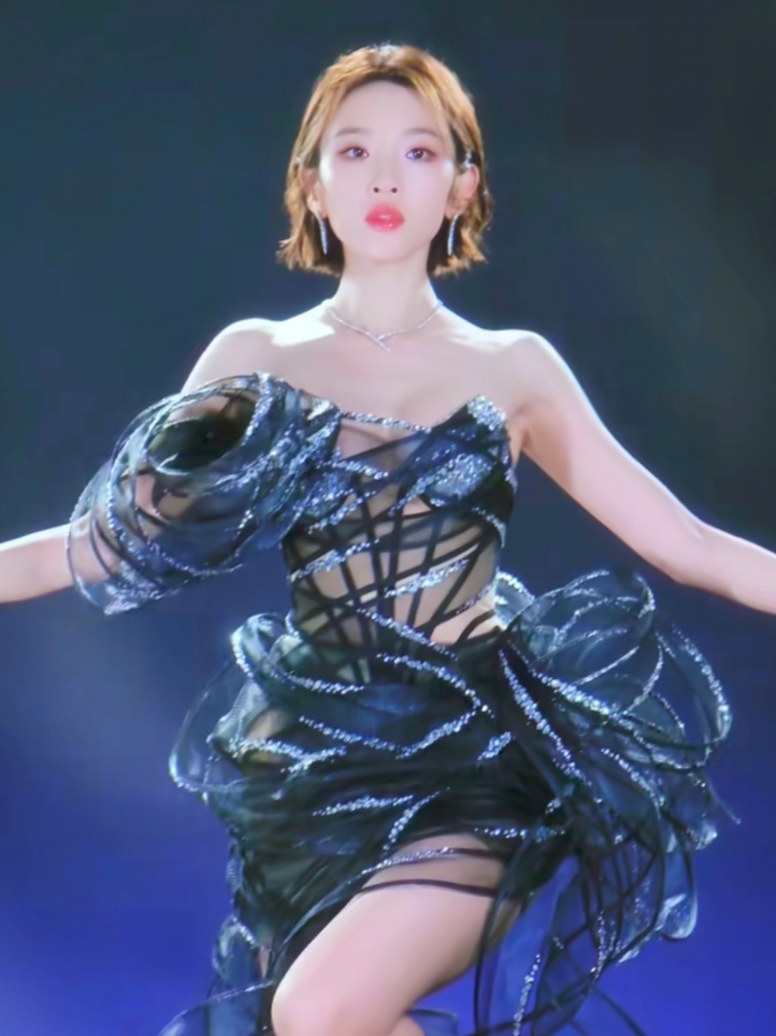 我认为唐艺昕这波“长文总结”跟舞台上那股“拼命三娘”的逆袭劲儿比，反而显得有点束