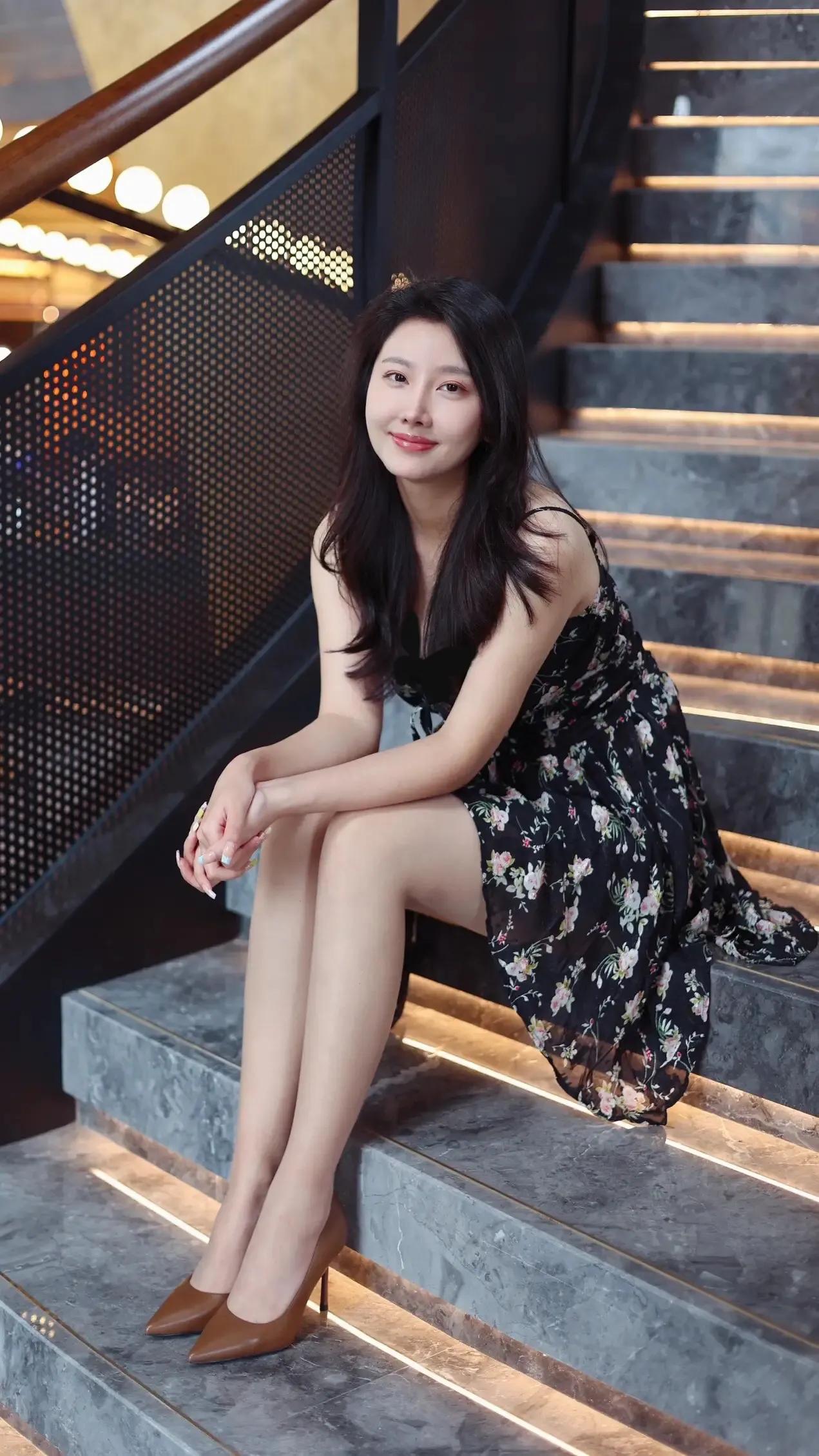 与凤凰同飞，必是俊鸟；与虎狼同行，必是猛兽；与智者同行，会不同凡响；与高人为伍，