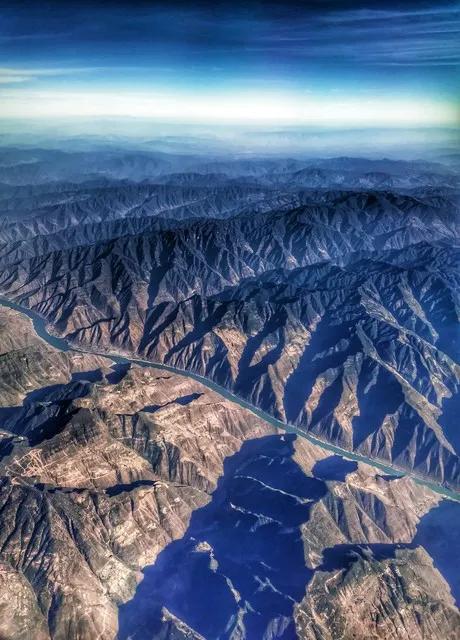 颂国兴
 
红日耀空霞彩燃，山河壮丽韵无边。
高铁如龙驰沃野，神舟似箭破长天 。