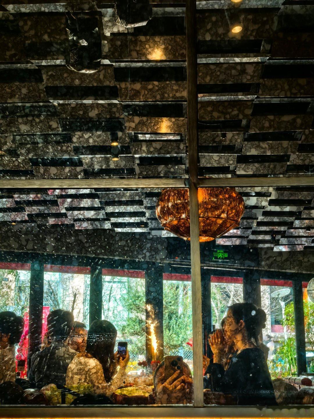 陆家嘴的餐厅里，一大群靓女靓仔一起过生日。真好。