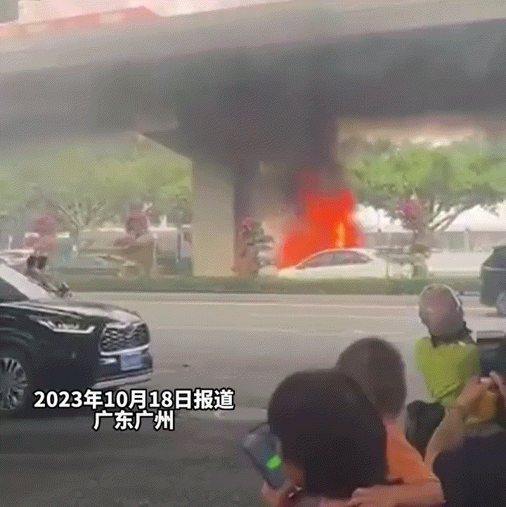 今天早上广州市区发生的一起车祸，一辆宝马与出租车发生碰撞，宝马车侧翻后燃起大火，