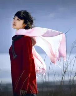 方圆天地，为头条联友对联：
今生不与他人比，
此辈只求居家安。